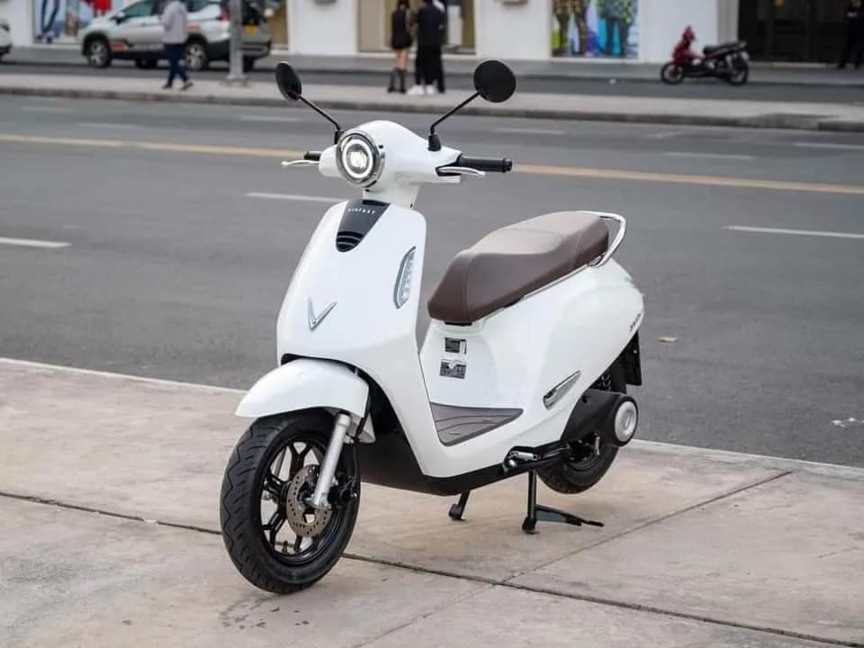 WHITE VINFAST ELECTRIC SCOOTER